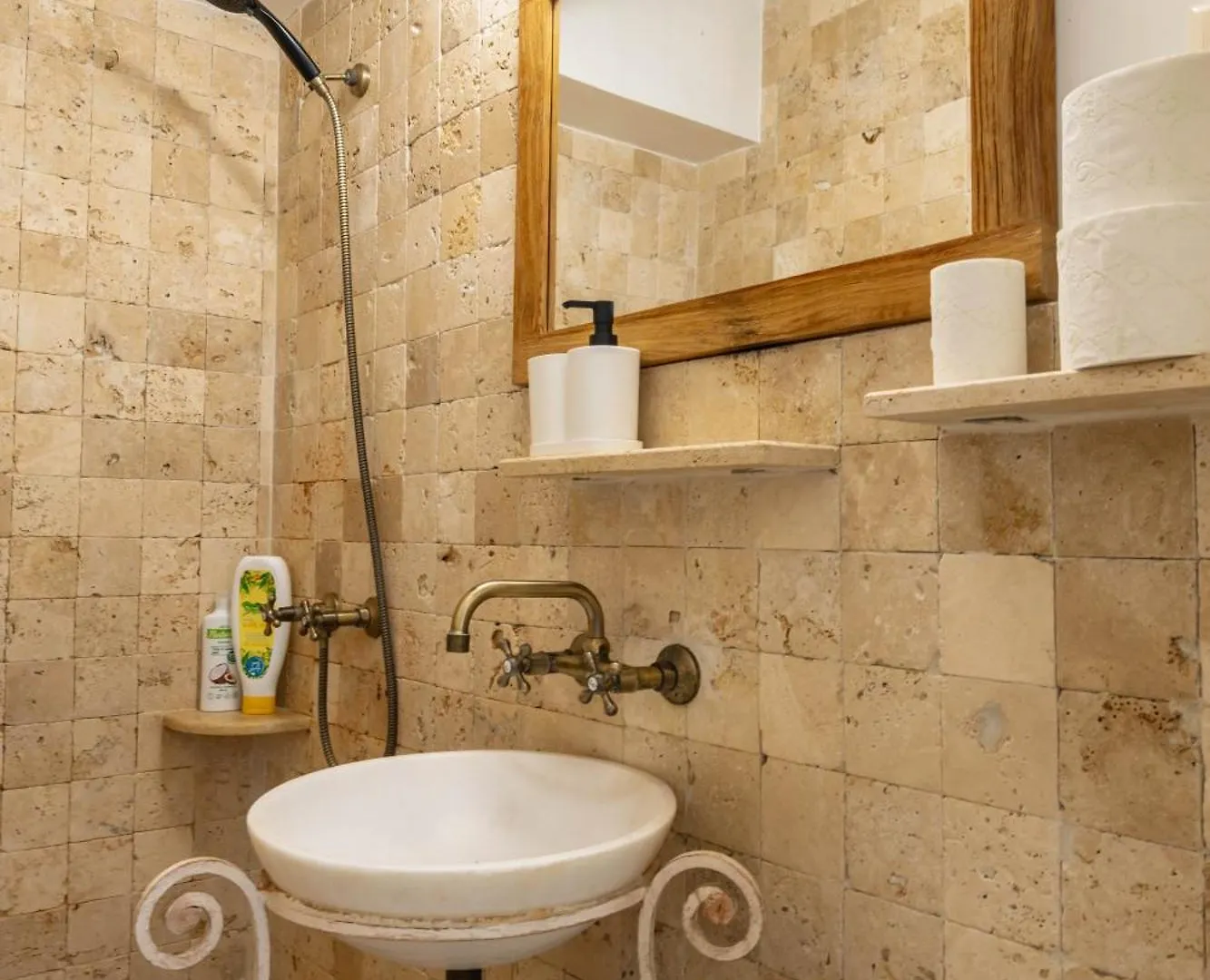 Cismigiu Apartment With Balcony & View Bucharest