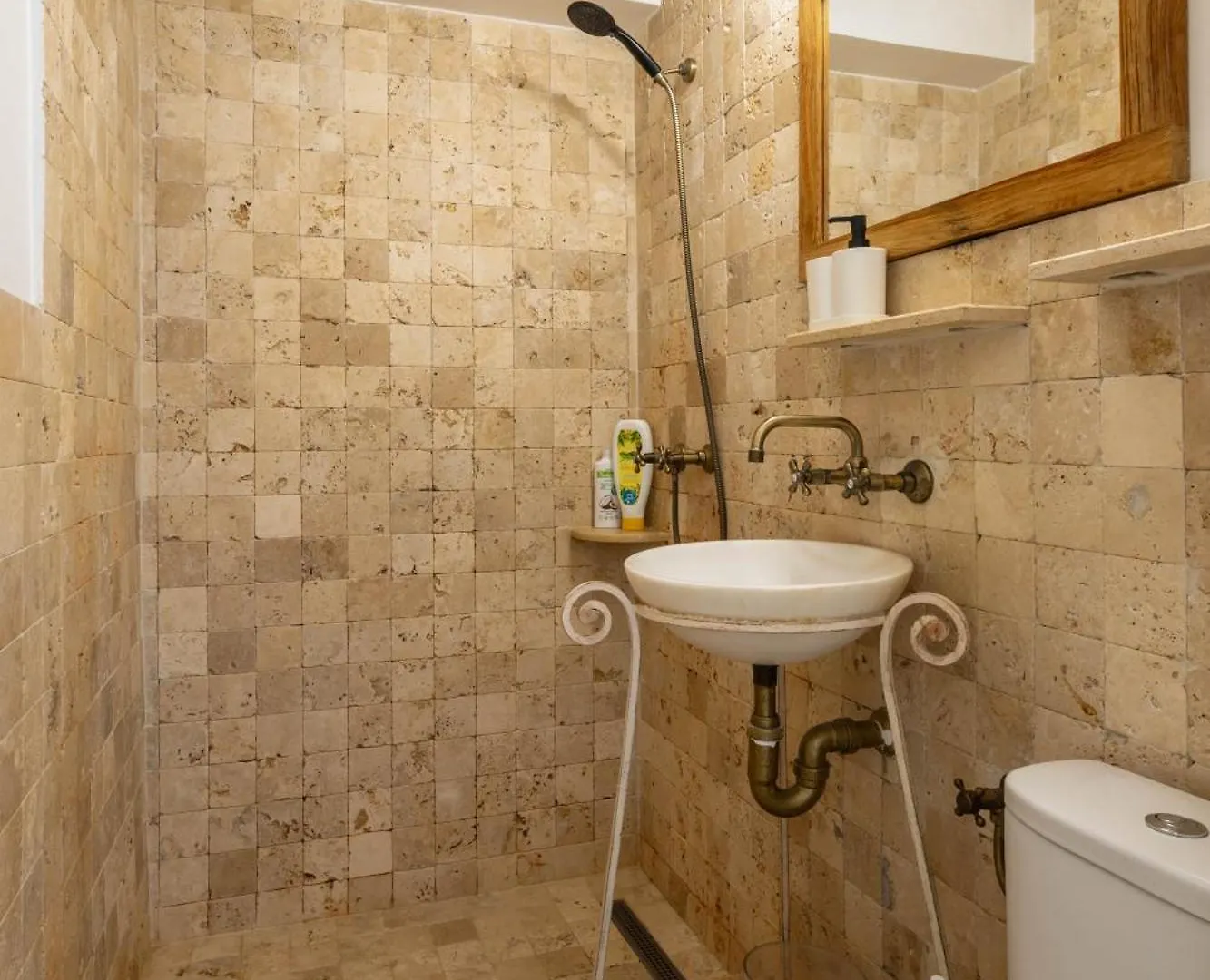 Cismigiu Apartment With Balcony & View Bucharest