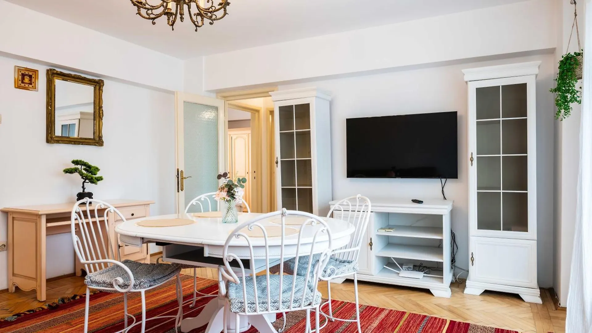 Cismigiu Apartment With Balcony & View Bucharest