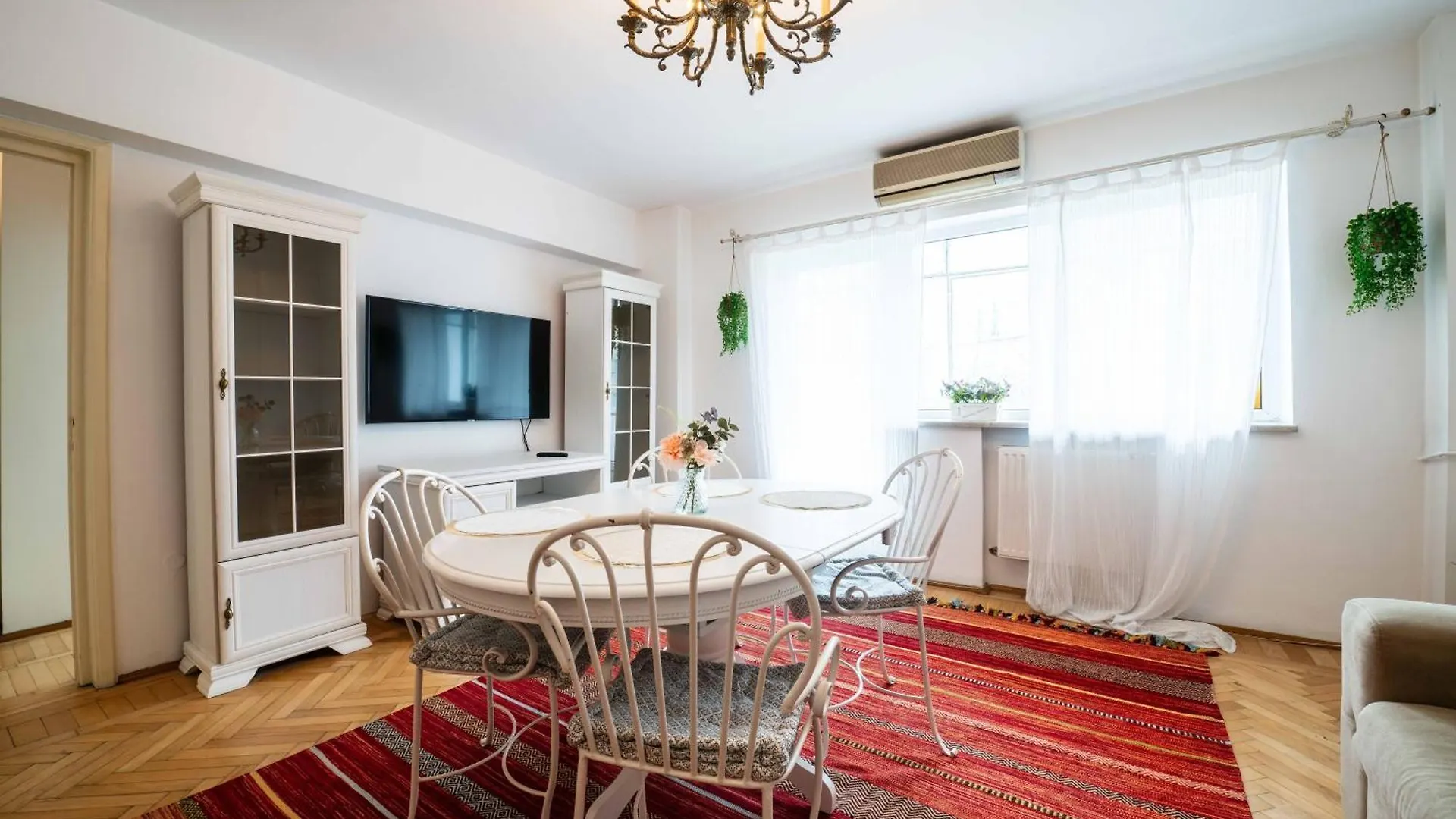 Cismigiu Apartment With Balcony & View Bucharest
