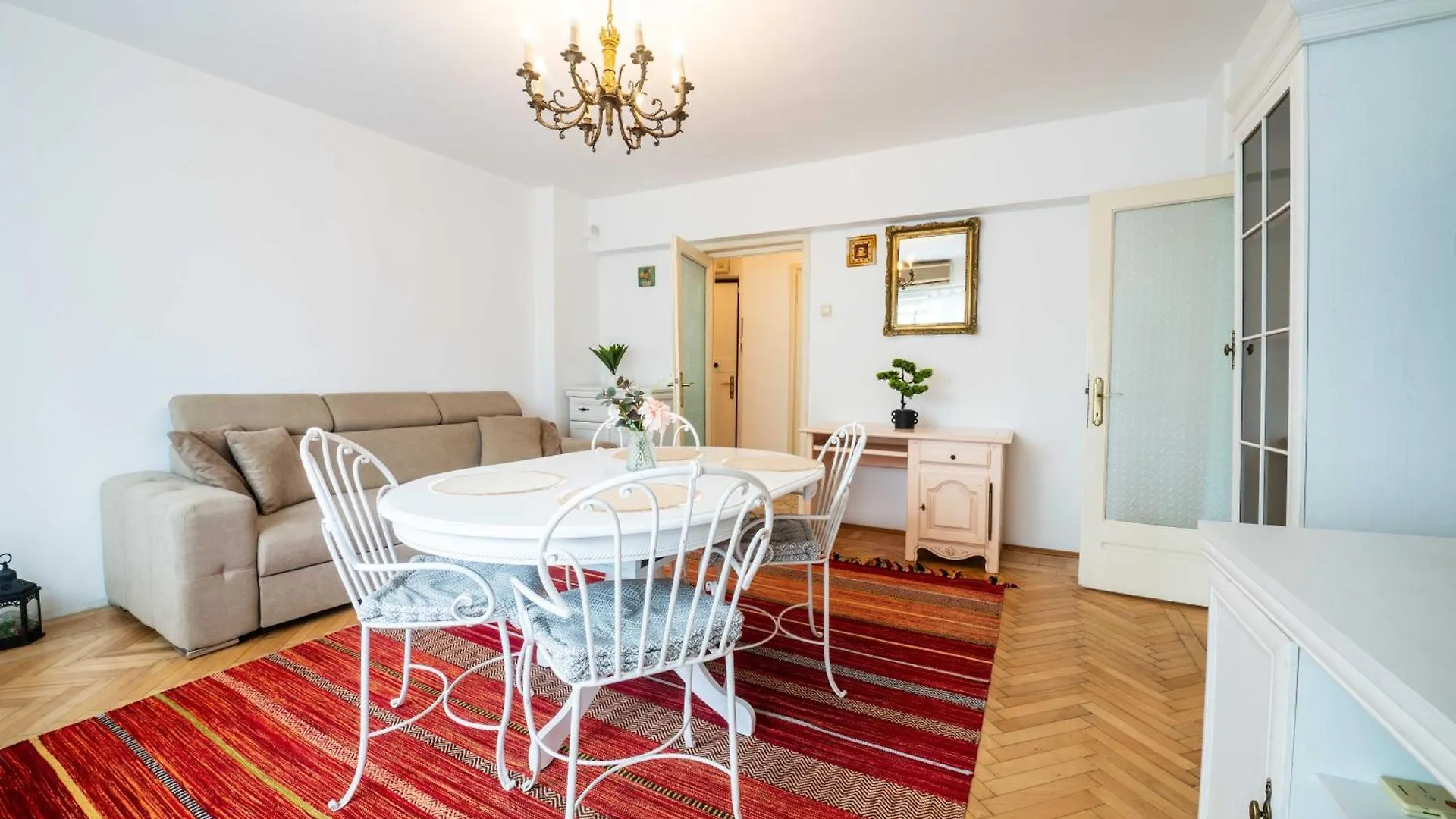 Cismigiu Apartment With Balcony & View Bucharest