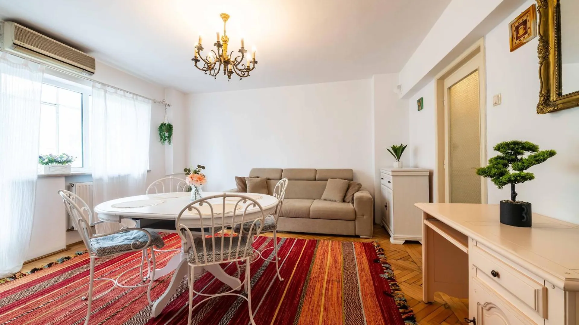 Cismigiu Apartment With Balcony & View Bucharest