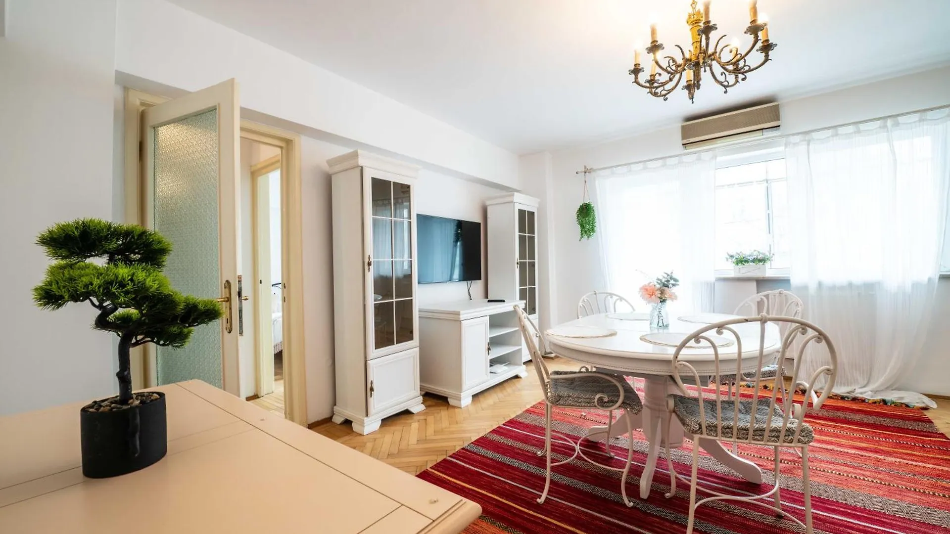 Cismigiu Apartment With Balcony & View Bucharest