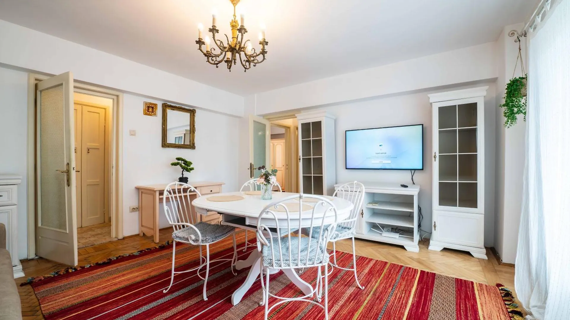 Cismigiu Apartment With Balcony & View Bucharest