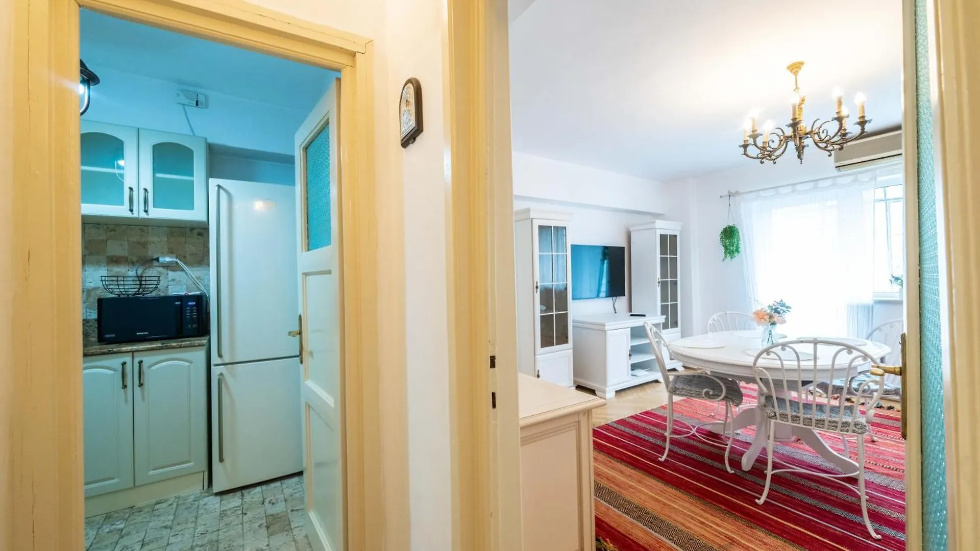 Cismigiu Apartment With Balcony & View Bucharest