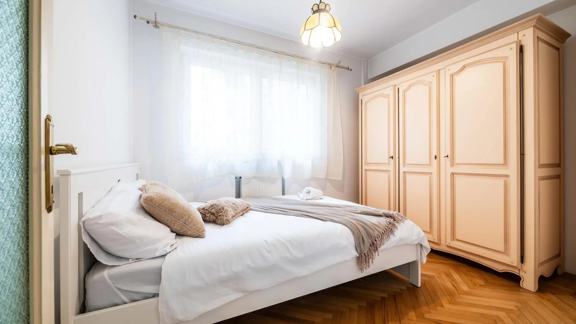 Cismigiu Apartment With Balcony & View Bucharest Romania