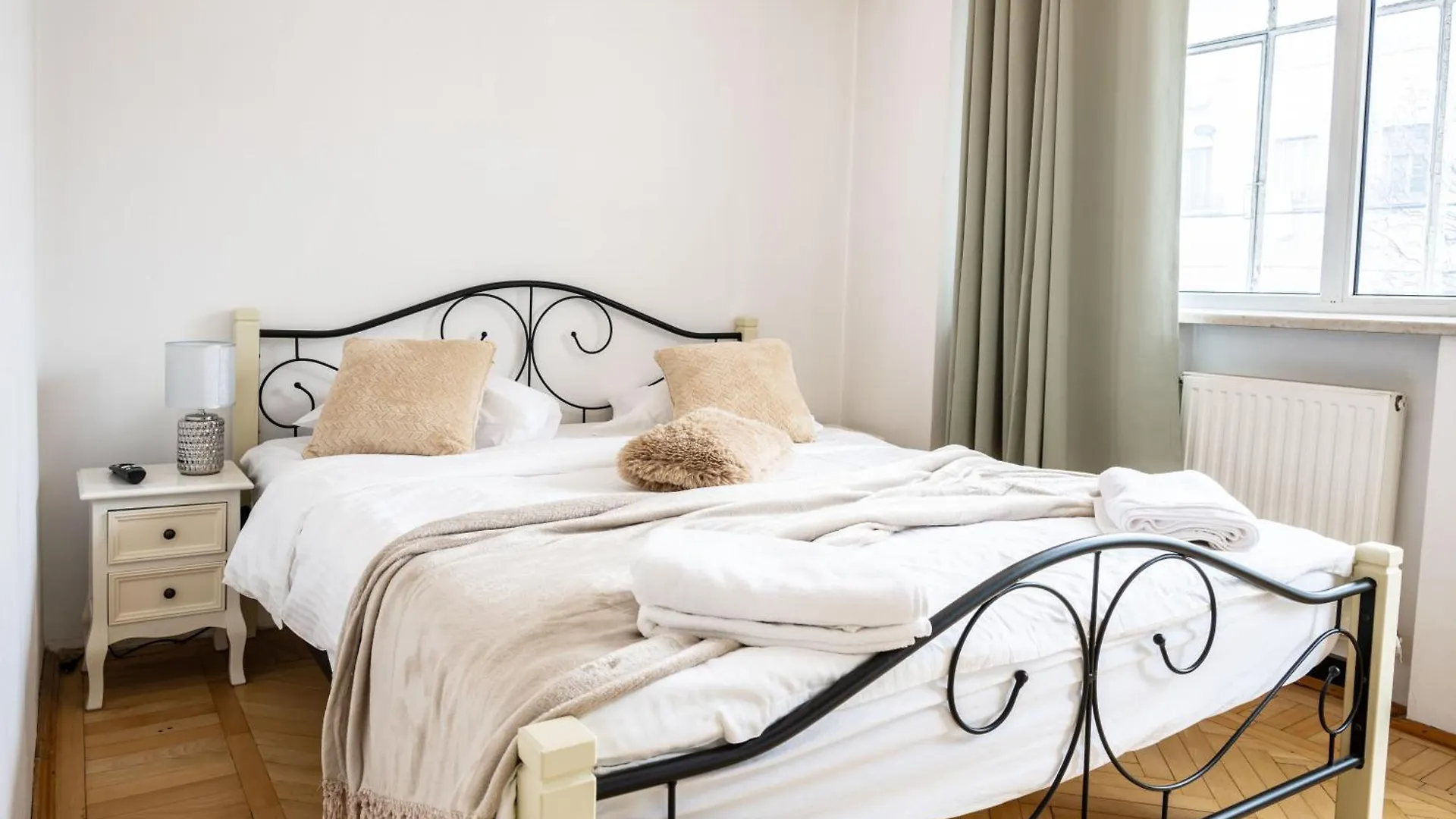 Cismigiu Apartment With Balcony & View Bucharest