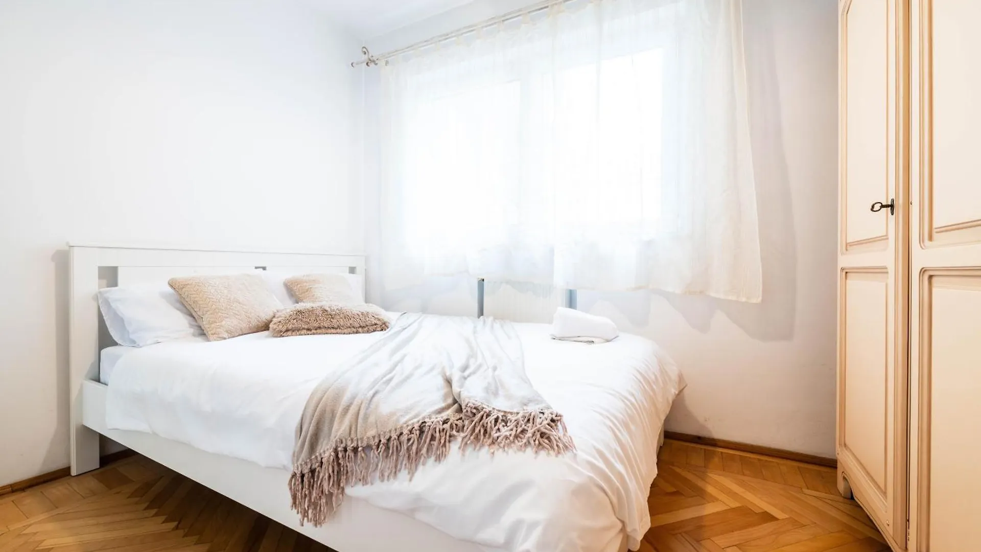 Cismigiu Apartment With Balcony & View Bucharest