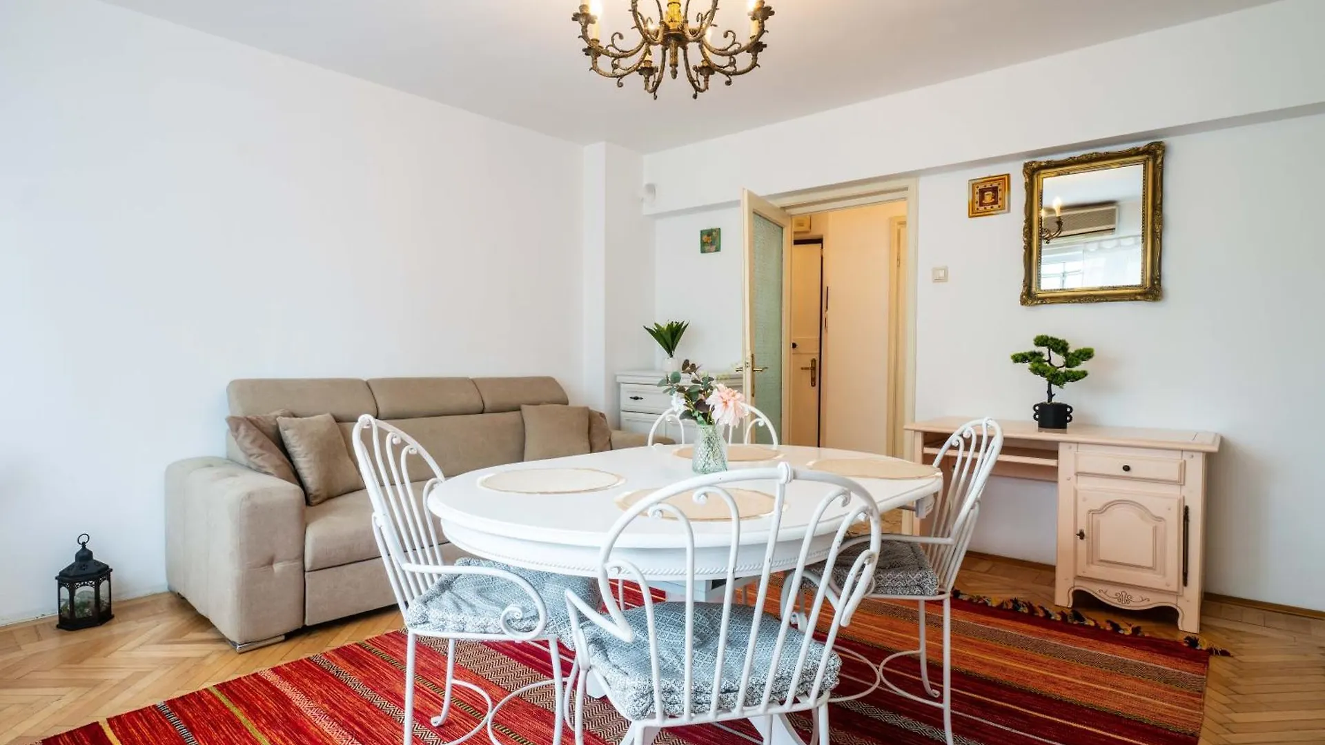 Cismigiu Apartment With Balcony & View Bucharest