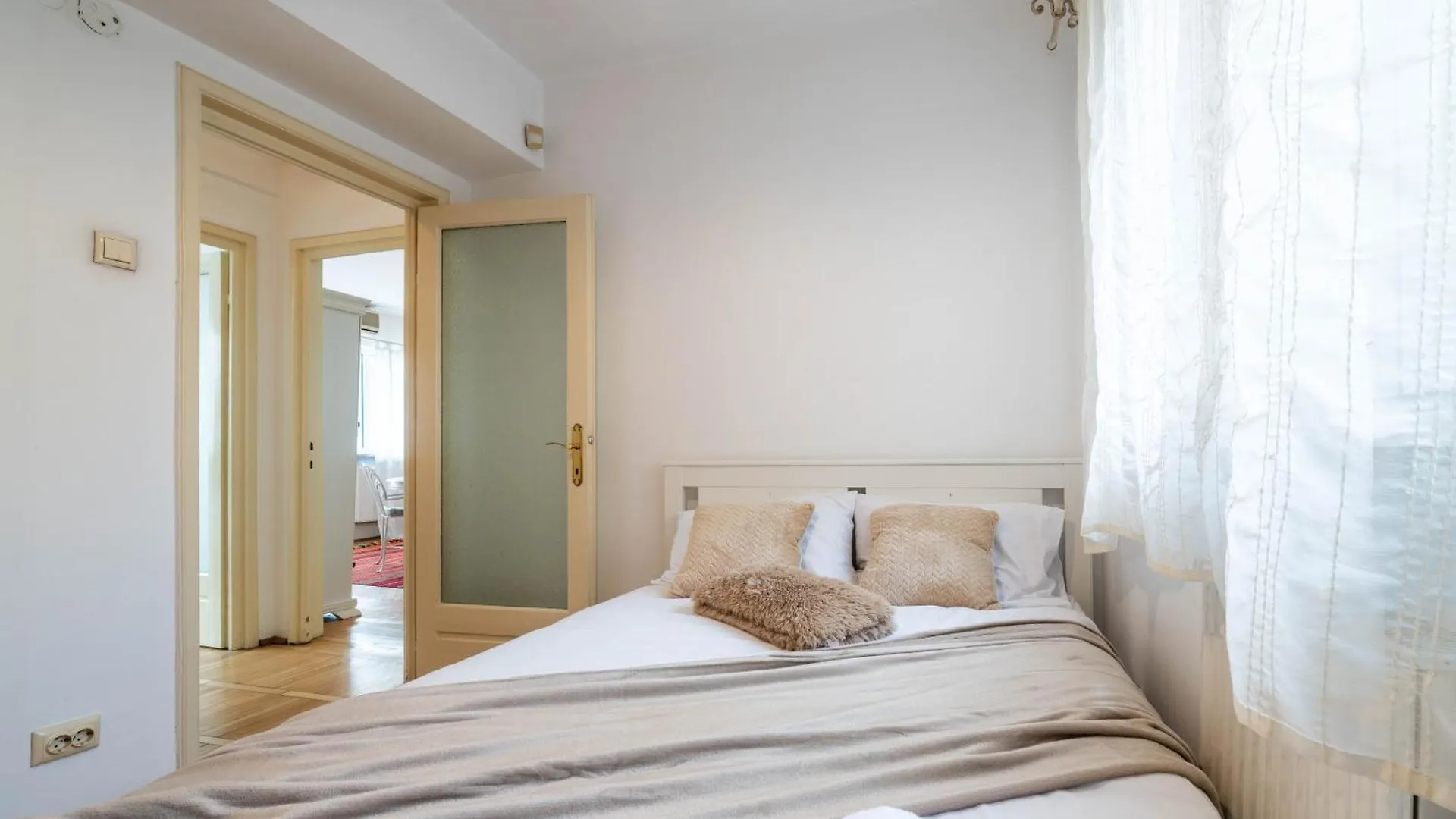 Cismigiu Apartment With Balcony & View Bucharest