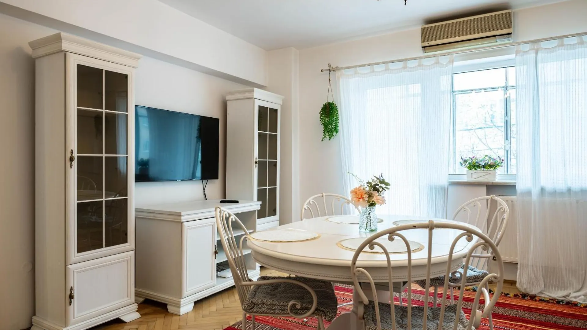 Cismigiu Apartment With Balcony & View Bucharest Romania