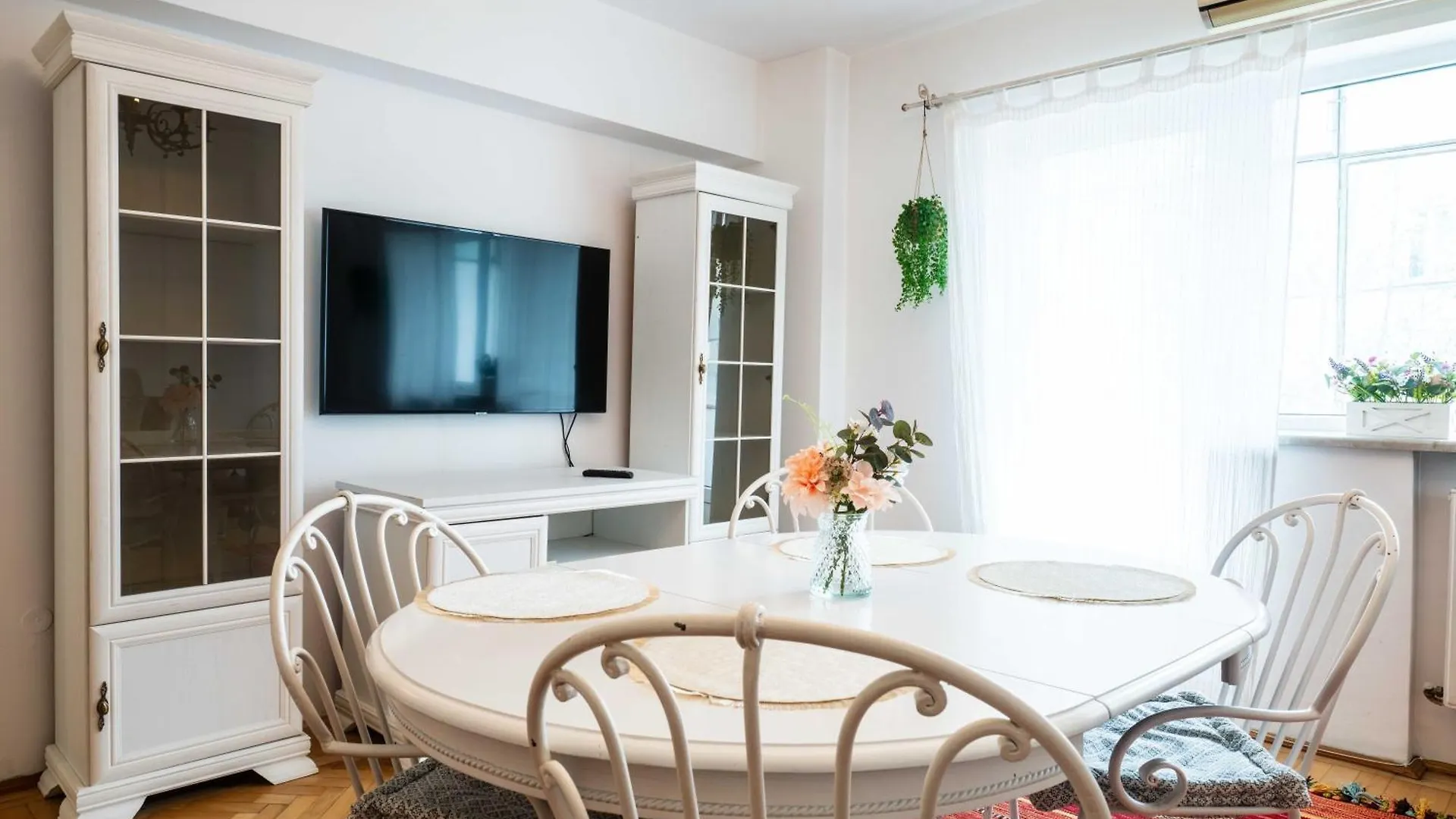 Cismigiu Apartment With Balcony & View Bucharest Romania