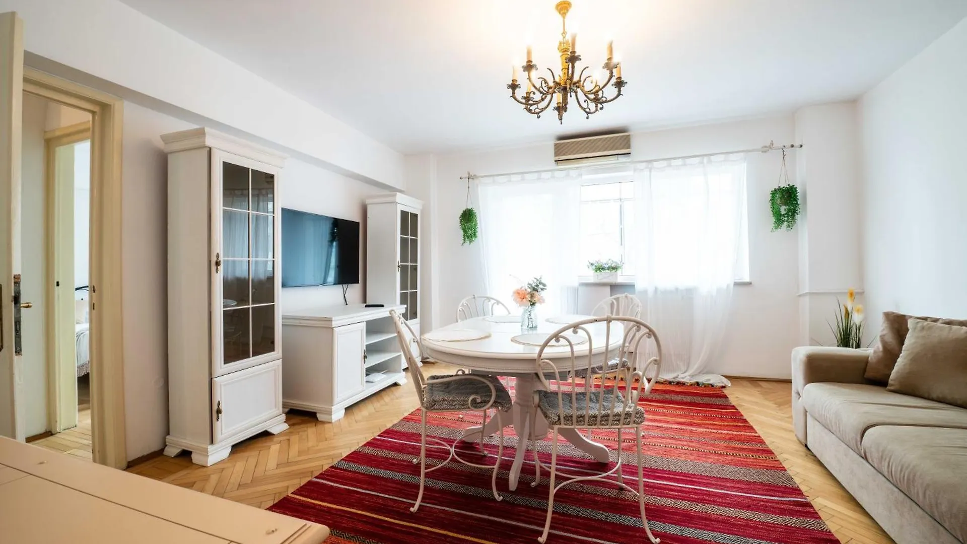 Cismigiu Apartment With Balcony & View Bucharest Romania