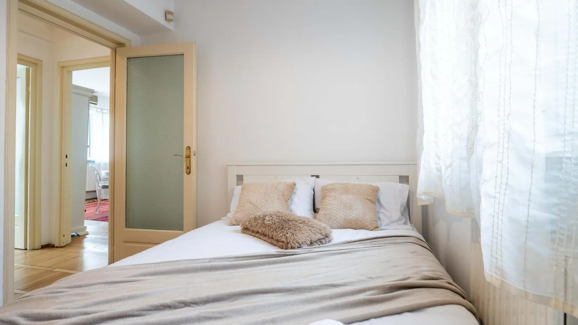 Cismigiu Apartment With Balcony & View Bucharest