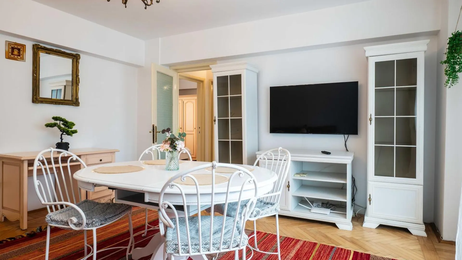 Cismigiu Apartment With Balcony & View Bucharest Romania